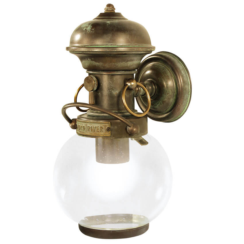 Outdoor wall light with a historical, functional appearance