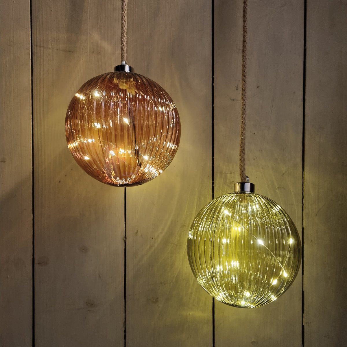 Glaskugel | warmweiße LEDs | grün Streifenmuster