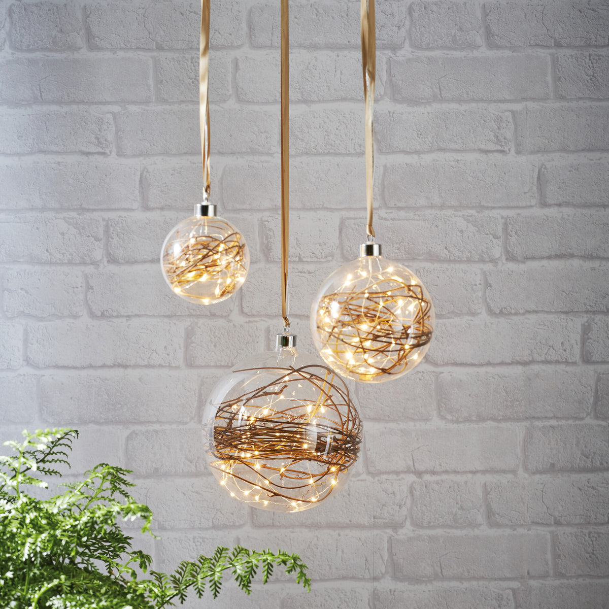 Glaskugel | GLOW | 15 warmweiße LEDs | Zweige