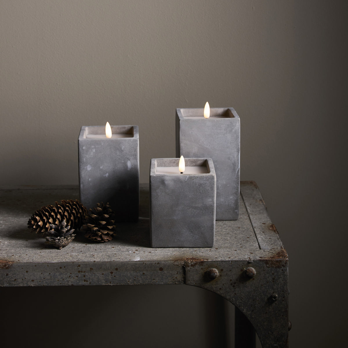 Real wax candle | FLAMME CEM | Concrete base | warm white LED | W 85 mm