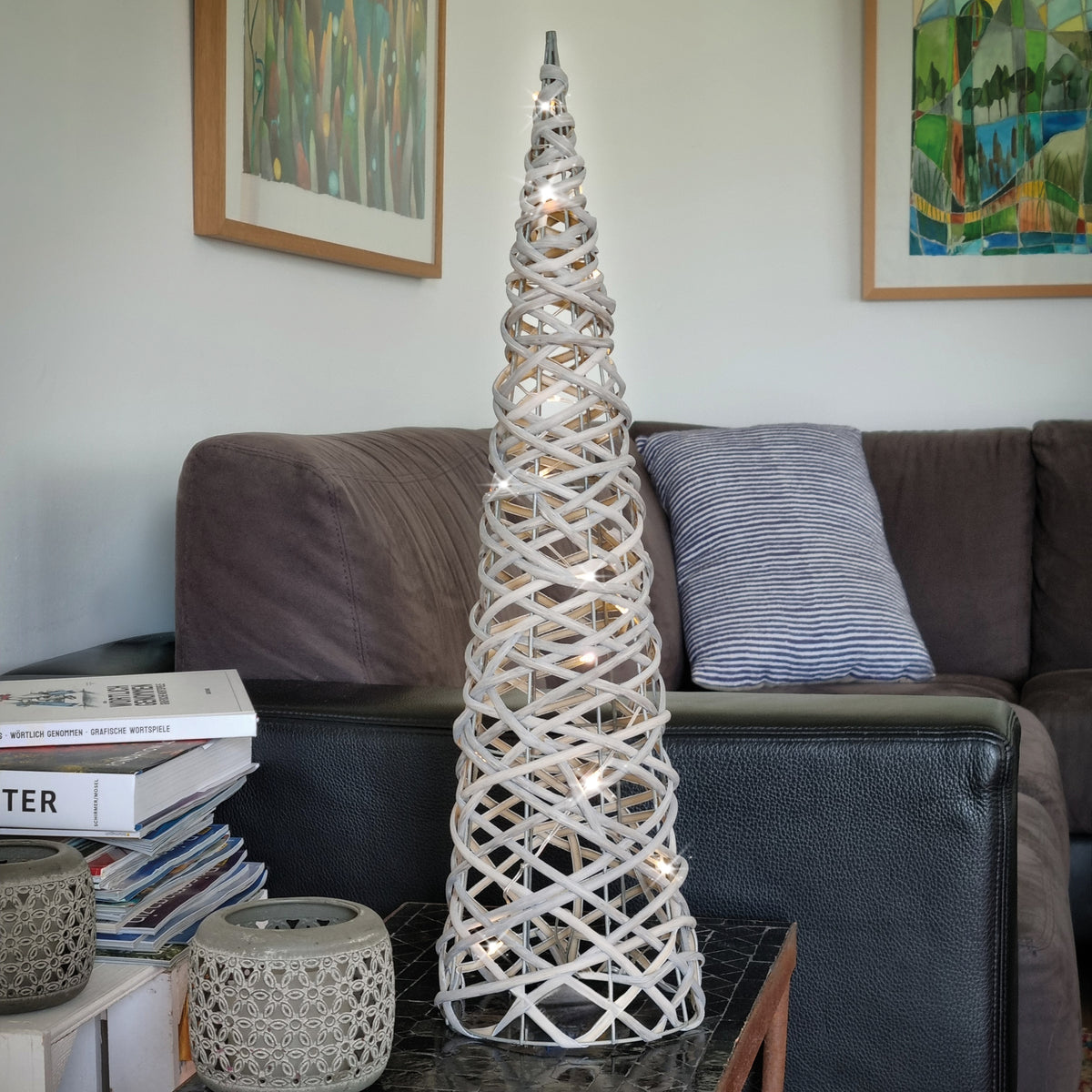 LED-Pyramide | Metallgestell & Rattan | 15 warmweiße LEDs | H 600 × Ø 160 mm