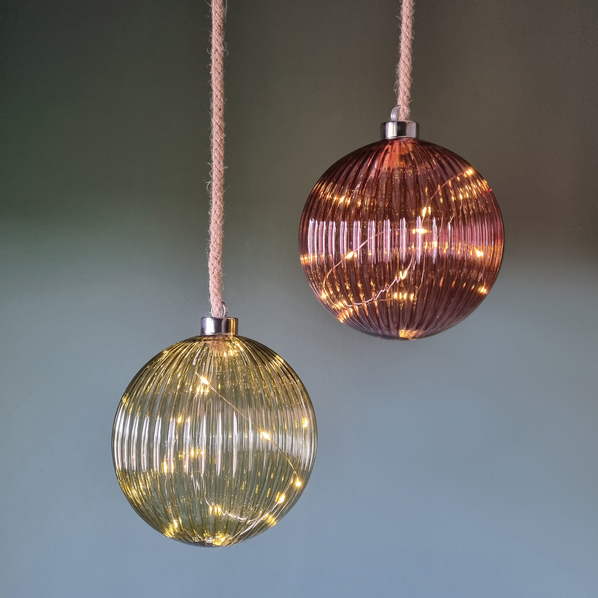 Glaskugel | warmweiße LEDs | rosa Streifenmuster