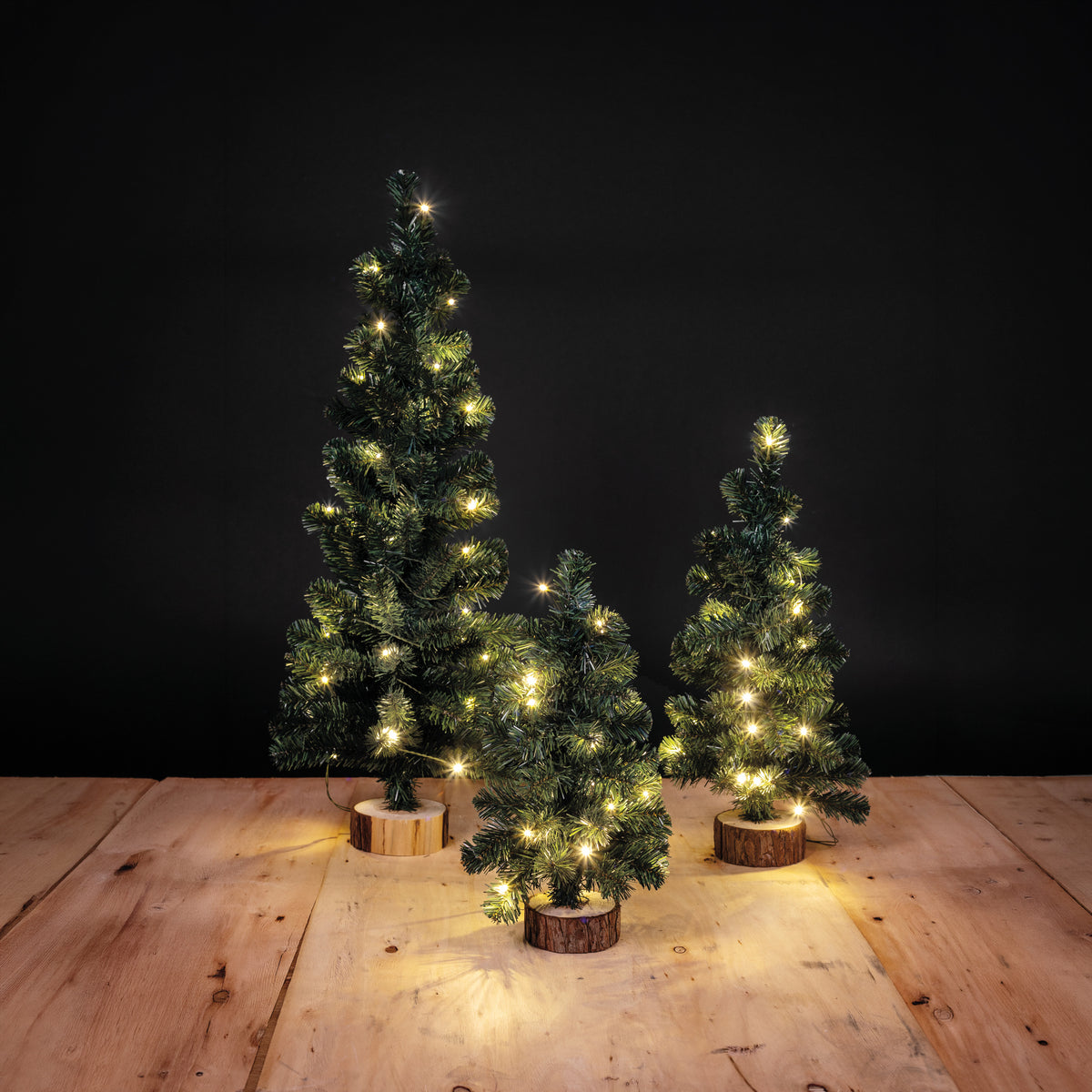 Weihnachtsbaum | Kunststoff grün | Holzfuß | warmweiße LEDs | 3 Größen
