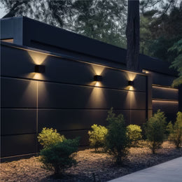 Kabellose Solar-Wandleuchte mit automatischem Sensor.