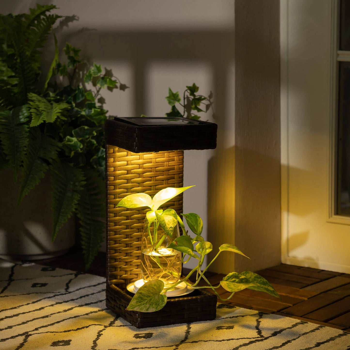 Solar-Tischleuchte Agra aus Rattan | LED-Außenleuchte für Pflanzen & Dekoration