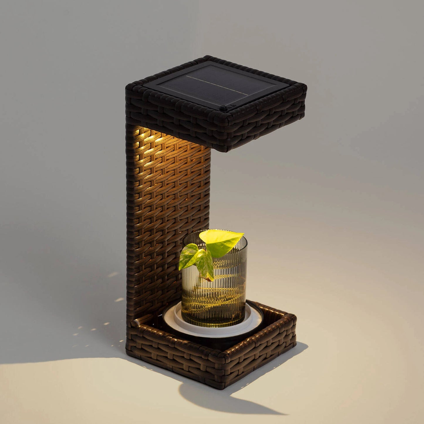 Solar-Tischleuchte Agra aus Rattan | LED-Außenleuchte für Pflanzen & Dekoration