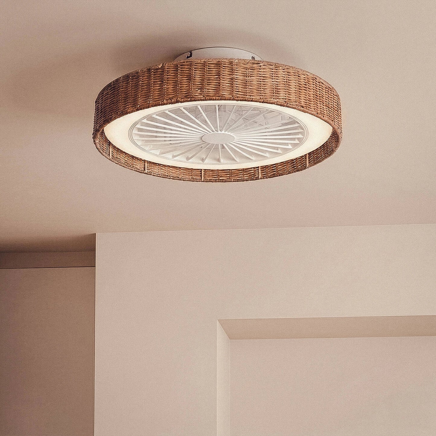Deckenventilator Nala mit Licht | Lautloser DC-Ventilator in Rattanoptik